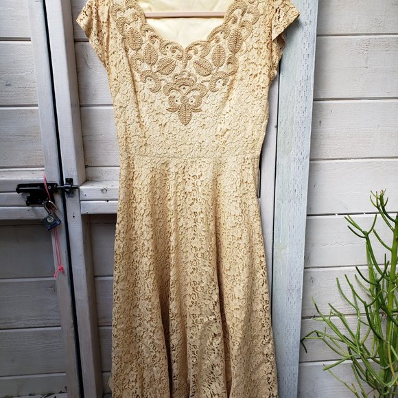 Vintage eyelet ivory dress with intricate beading and applique - Picture 5 of 6